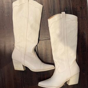 White embroidered cowboy boots size 9.5 Dolce Vita TRENDING